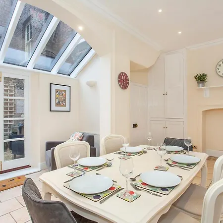 The Corner House In City Centre Apartment *